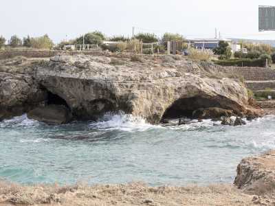 Sulla parete destra vediamo aprirsi i due �ingressi� che caratterizzano la nostra grotta